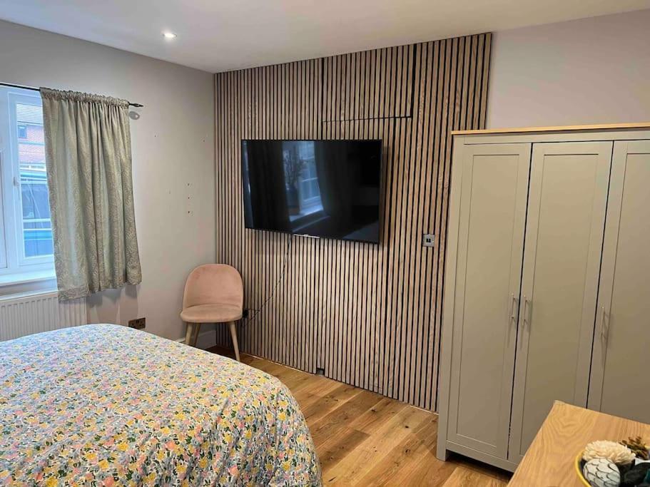 En-Suite Double Room - Private Entrance & Free Parking West Drayton  Ngoại thất bức ảnh